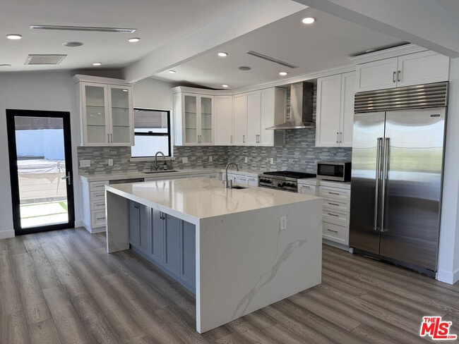 Building Photo - 3565 Multiview Dr