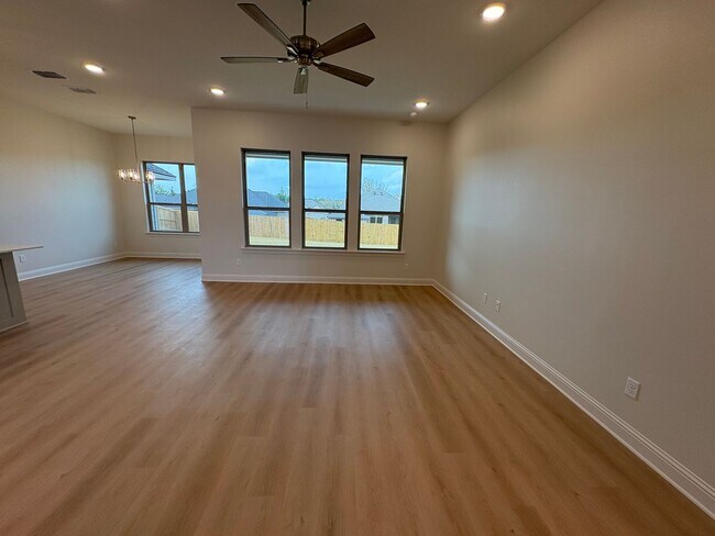 Building Photo - 368 Mary Cir