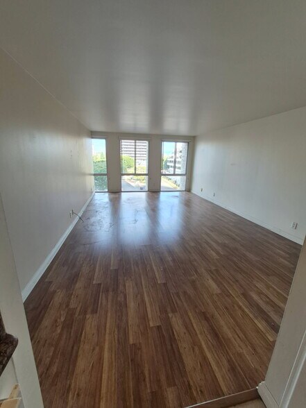 Building Photo - 800 W 1st St