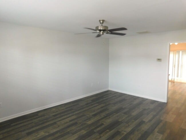 Building Photo - Townhouse in Newport