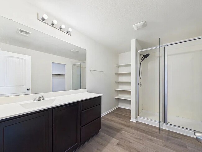 Building Photo - Spacious one-level home in Glenwood!