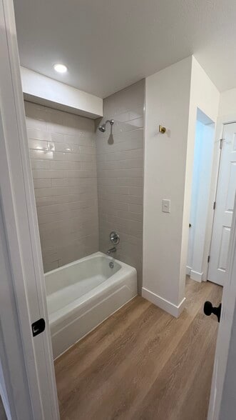 Full-Bathroom - 1065 University Ave