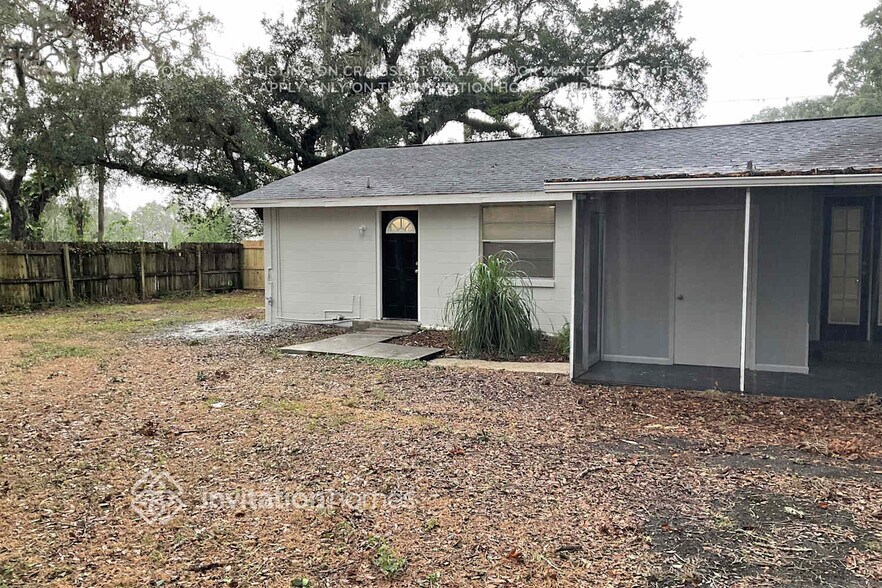 Building Photo - 11811 Roselawn Ave