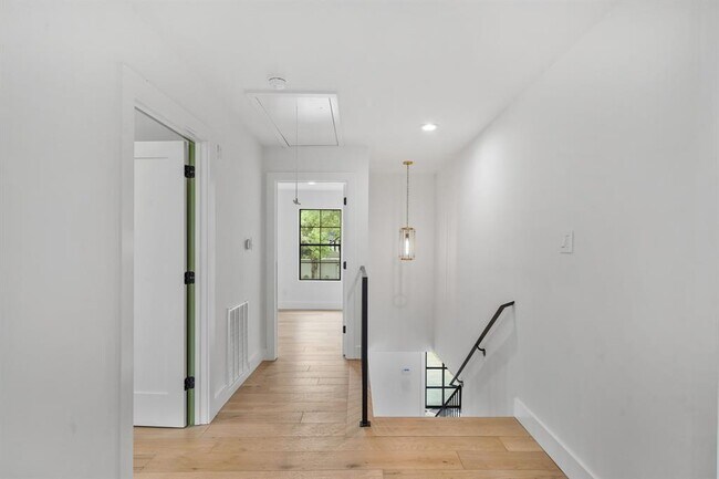 Building Photo - 819 Silvergate Dr