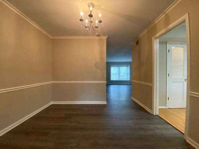 Building Photo - Beautiful 2 Bedroom / 2 Bath Apartment in Green Hills Under $2000!