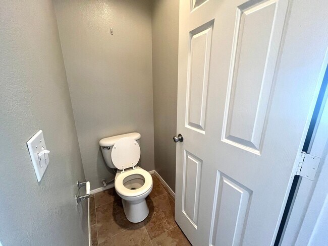 Building Photo - **$800 OFF MOVE IN BY 11/14/25**Spacious T...