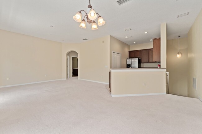 Building Photo - Nice 2/2 Condo w/Garage in Villas of East ...