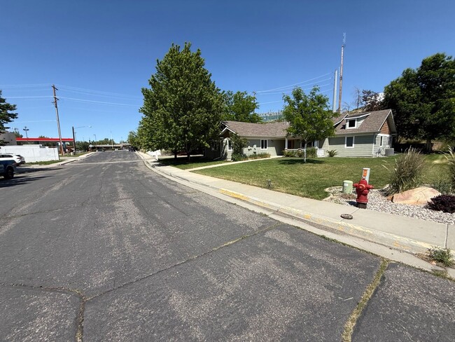 Building Photo - 3 Bed 2 Bath Large Beautiful Home