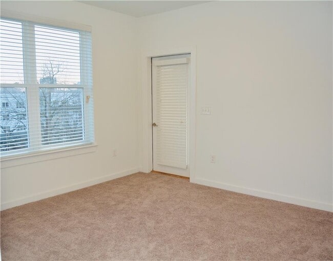 Building Photo - 525 Parkway Dr NE