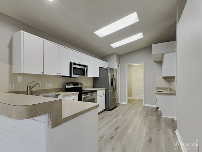 Building Photo - 7935 Fashion Loop