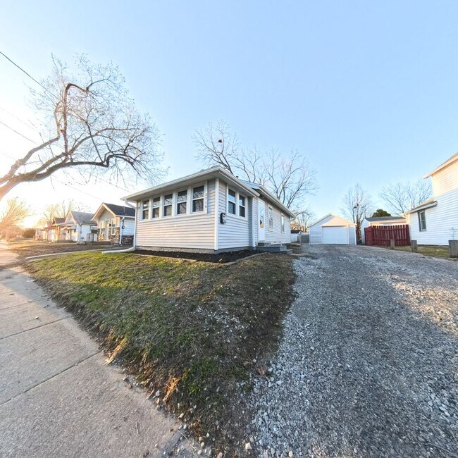 Building Photo - 2 Bedroom 1 Stall Garage East Side Home for Rent
