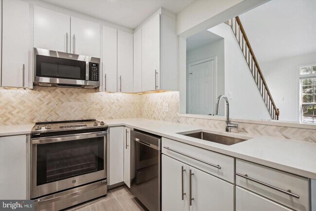 Building Photo - 2224 Springwood Dr