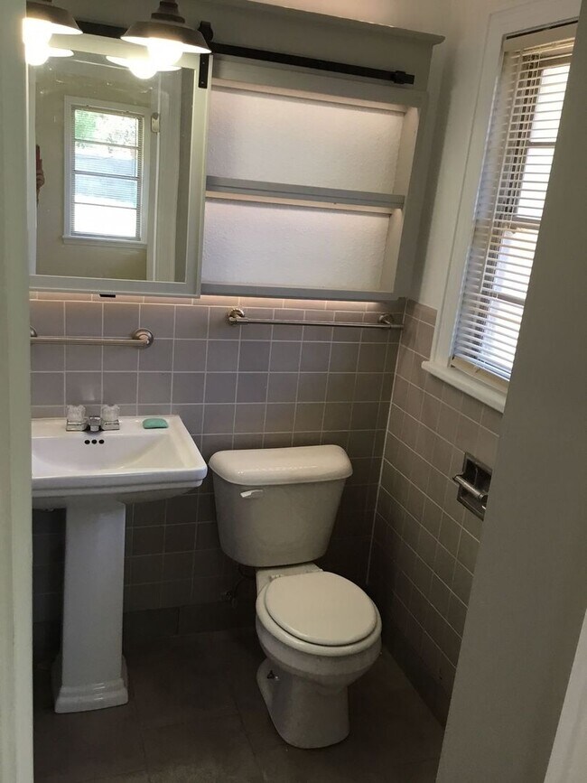 Building Photo - GORGEOUS 4/3 BROADMOOR HOME-UPDATED-MUST SEE