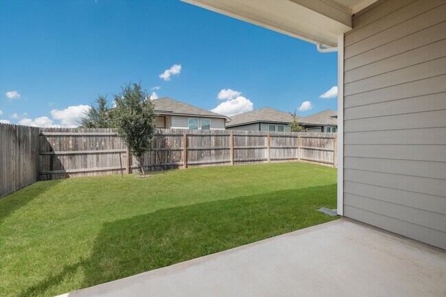 Building Photo - Bright & Charming Fantine Fields Home