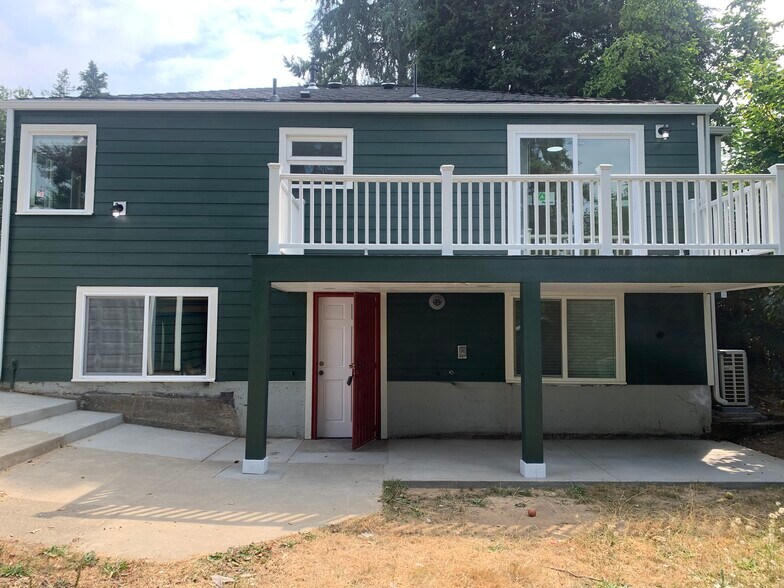 Entrance Unit B - 4646 S Willow St