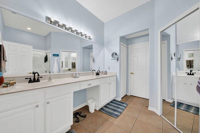 Building Photo - Rarely available Pool villa in Colonial Country Club!