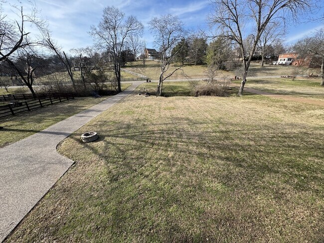 Building Photo - 307 Oak Meadow Ln