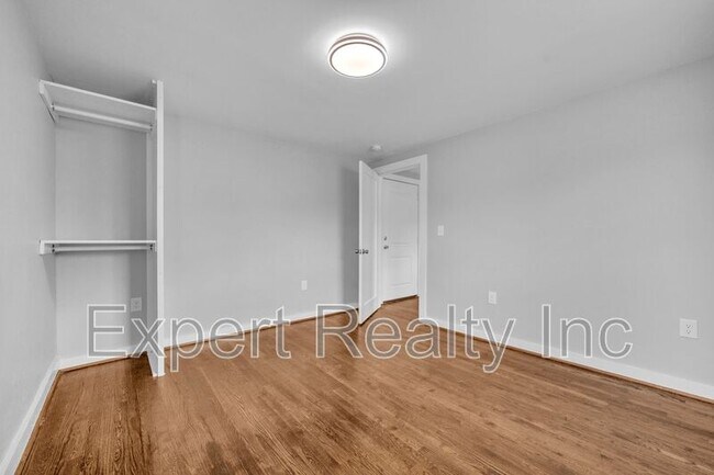 Building Photo - 546 55th St