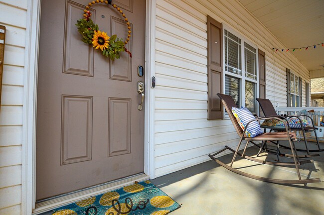 Building Photo - Charming Townhome in Great Huntersville Lo...