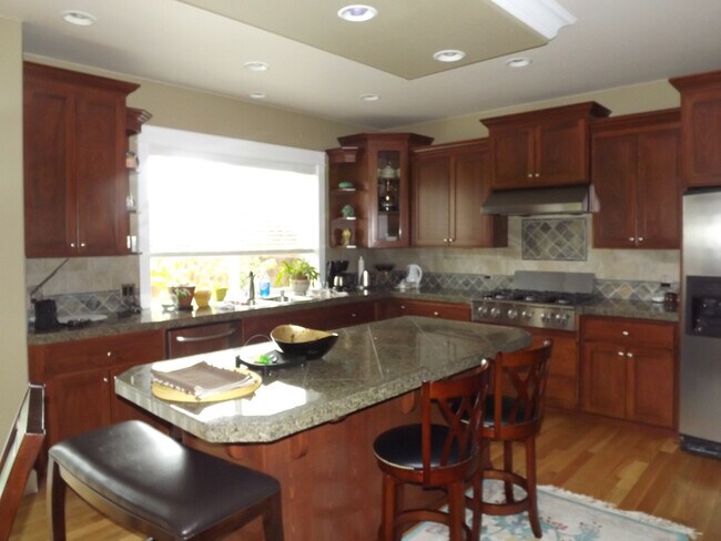 Building Photo - Gorgeous 3 bedroom, 2.5 bath in "Eagle Hei...