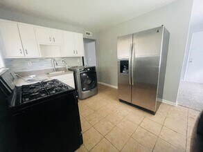 Building Photo - Newly Available 2 Bedroom/1 Bathroom(EAST ...