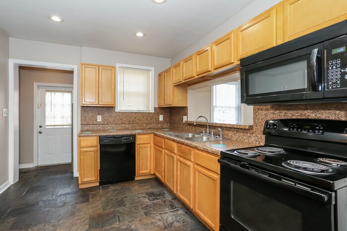 Building Photo - 487 W 67th St