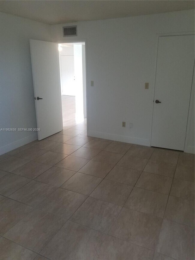 Building Photo - 9150 Fontainebleau Blvd