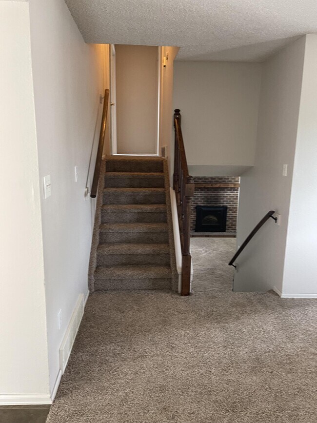 Building Photo - 488 Anjou Dr