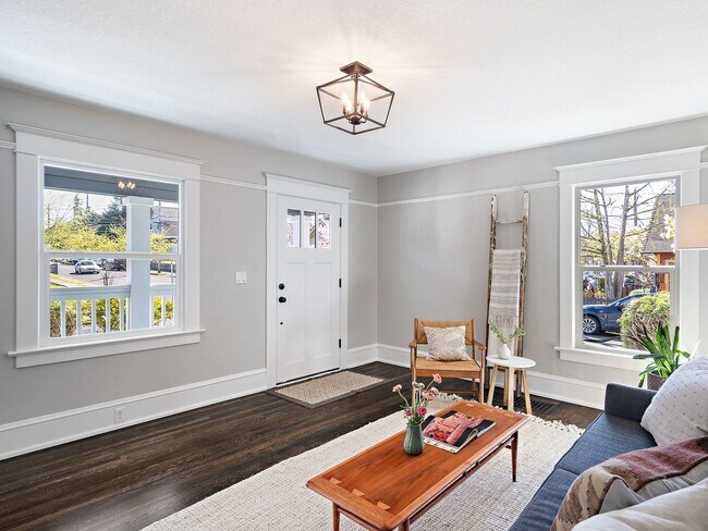 Building Photo - Gorgeous, updated 3-bdr Vernon bungalow w/...