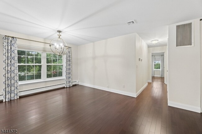 Building Photo - 364 E Ridgewood Ave