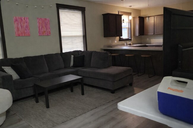 Building Photo - 5 Bed 3 Bath close to UWEC, bike trails, Carson Park, and The Sonnentag!