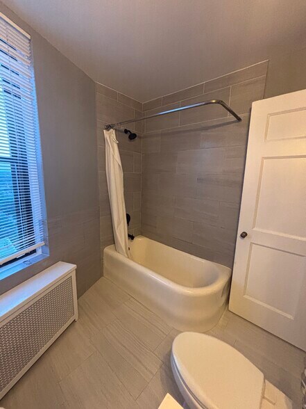 Shower - 2000 N Lincoln Park W