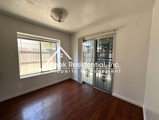 Building Photo - Spacious 3bd/2ba House with 2 Car Garage