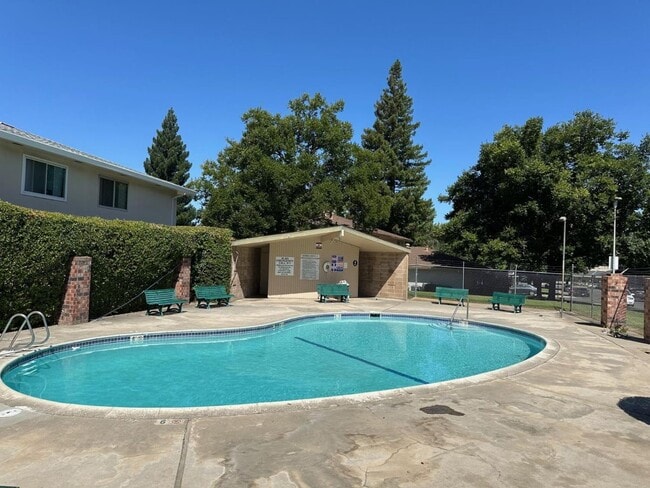 Building Photo - 2 Bedroom 1 Bath Single Story Unit with Community Pool in Citrus Heights