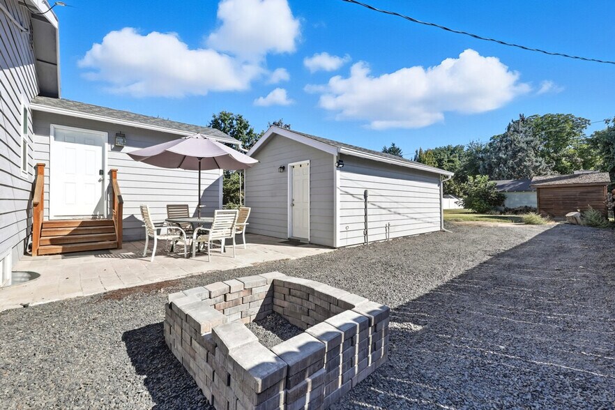 Building Photo - 1123 Prosser Ave