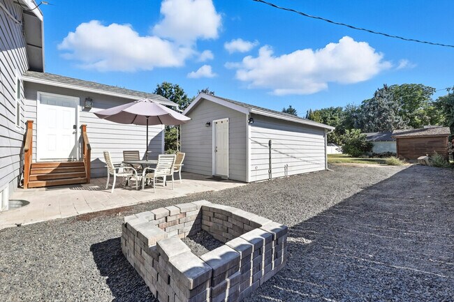 Building Photo - 1123 Prosser Ave