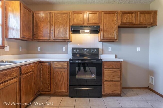 Building Photo - 709 S Pinewood Ln