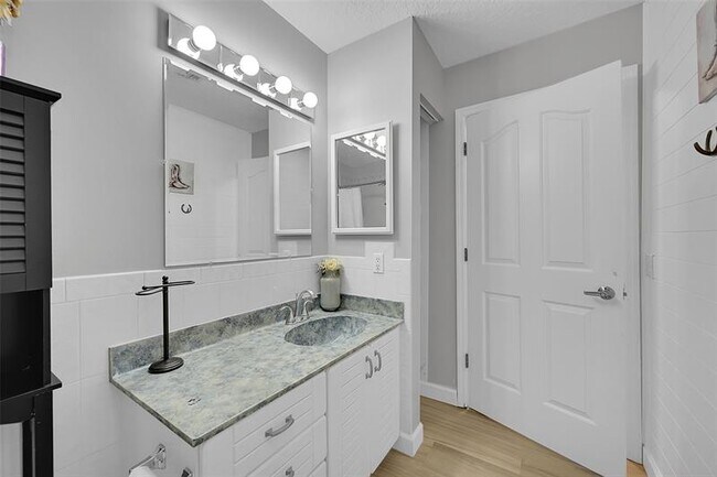 Building Photo - 8606 Arrowhead Dr