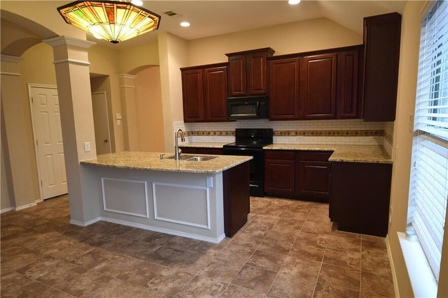 Building Photo - 5104 Blackelm Dr