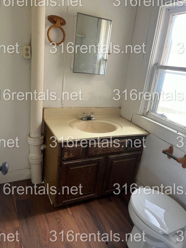 Building Photo - $795 - 2 bed 1 bath - Single Family Home