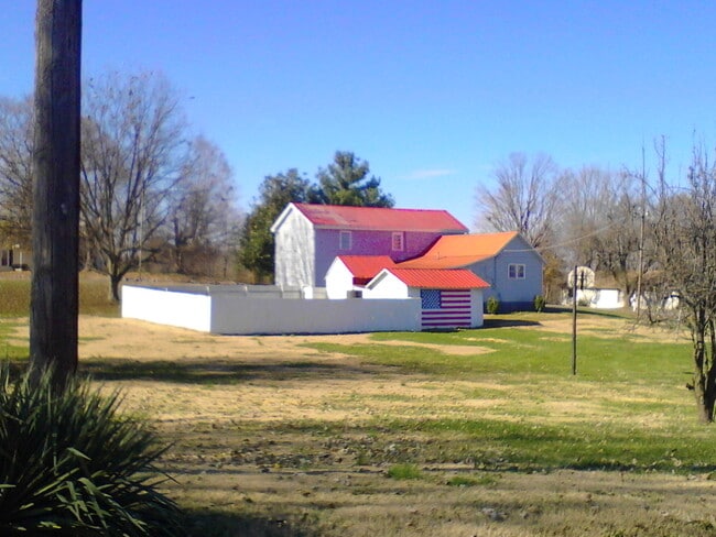 Building Photo - 205 N Cedar St