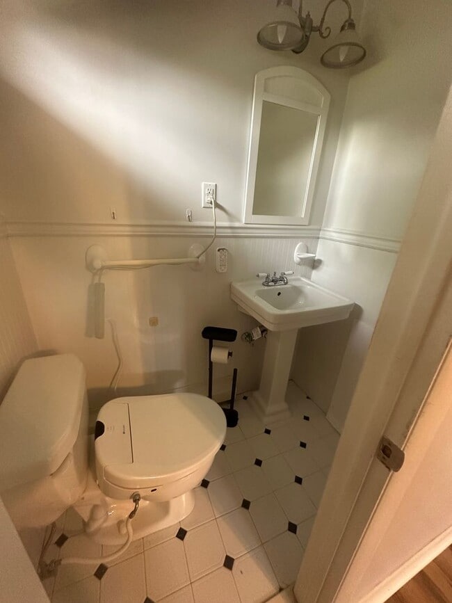 Building Photo - 3 BR 1.5 Bath brick rancher on 2 acres in Fairfield