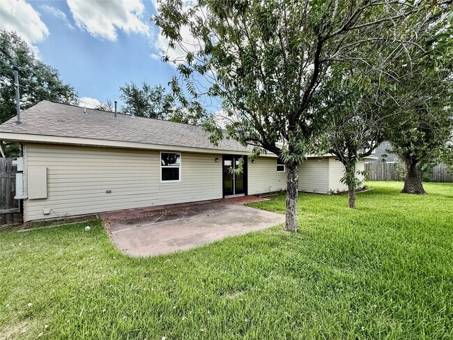 Building Photo - 1631 Shadow Bend Dr