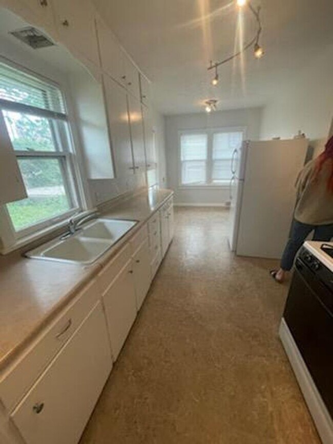 Building Photo - Spacious 3 bed/1.5 Bedroom House Close to ...
