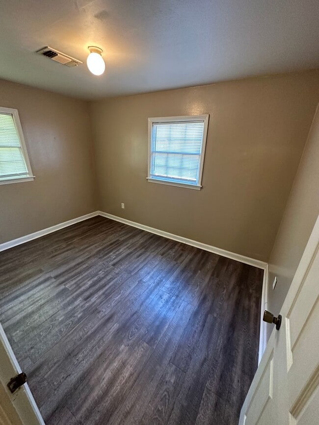 Building Photo - 3/1 move in ready! First Month's Rent FREE!