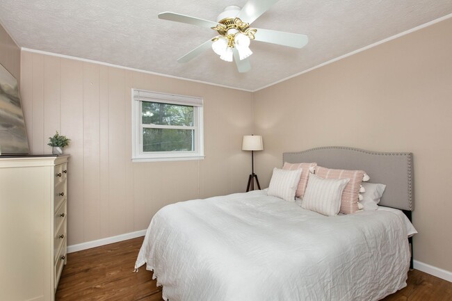 Building Photo - 3BR/2BA Home with Detached Garage – Fletch...