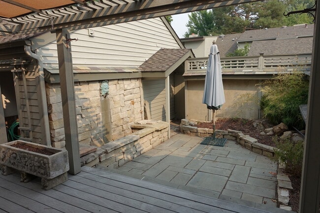 Building Photo - Private Patio Oasis
