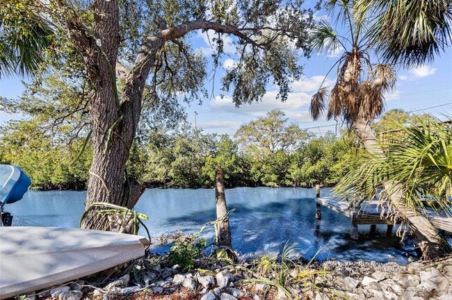 Building Photo - 8825 Oak St