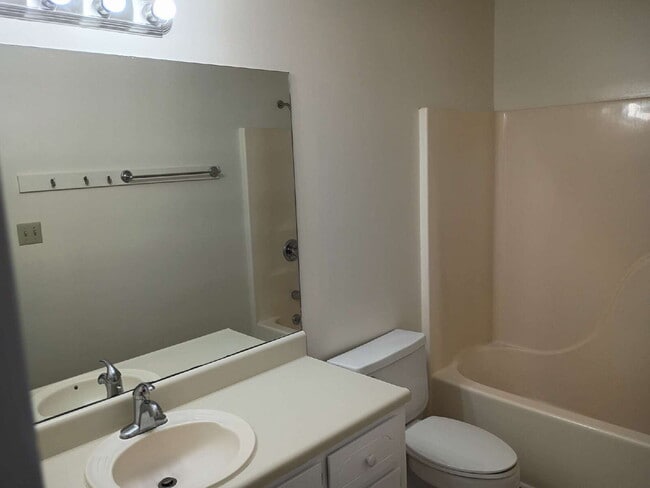 Building Photo - Townhouse for Rent