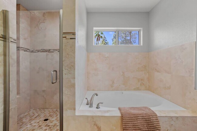 Building Photo - Pool Home in Palm Desert